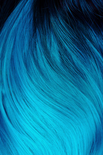 на фото: насыщенный синий цвет волос