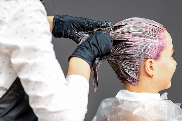 на фото: процесс окрашивания волос