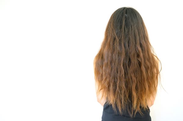девушка с длинными и сухими волосами